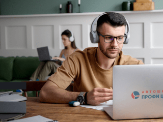 Учись очно, повторяй в online